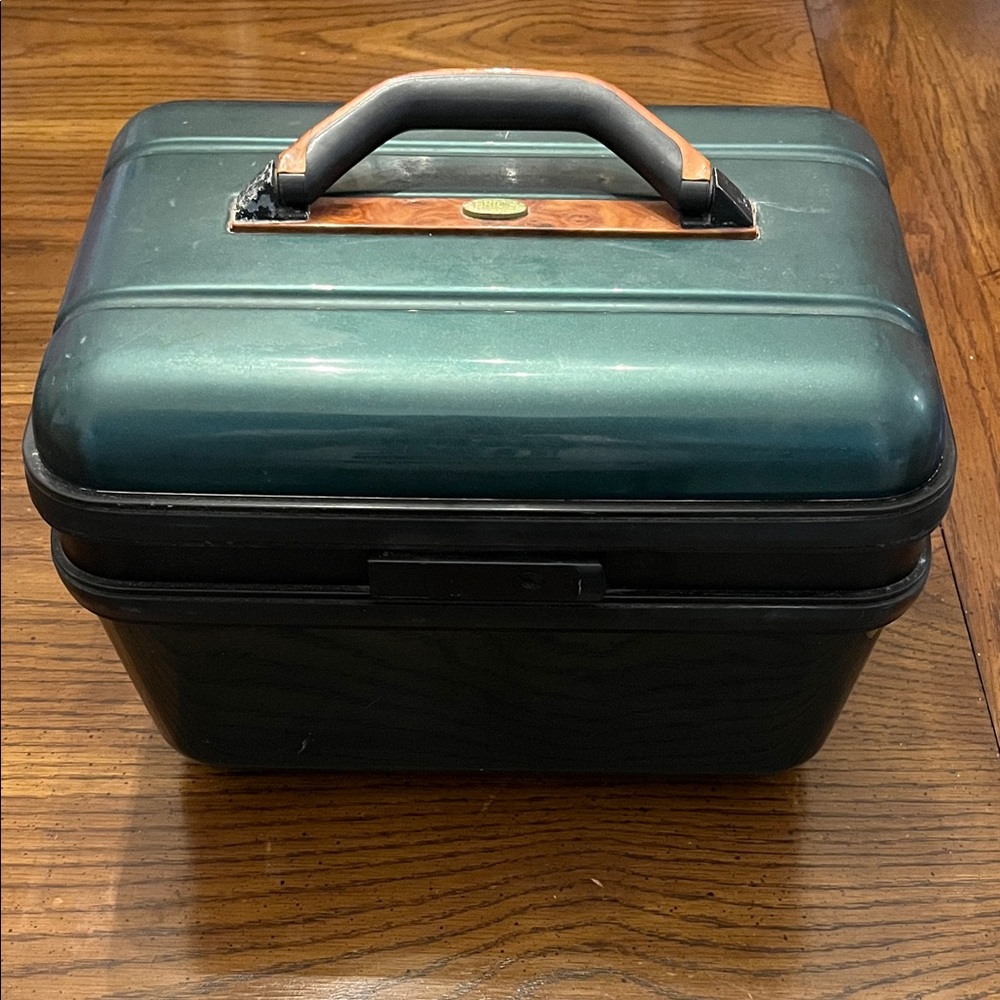 Bric’s Green‎ Hard Shell Carrying Case